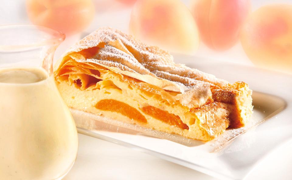 Topfen-Marillenstrudel mit Vanillesauce