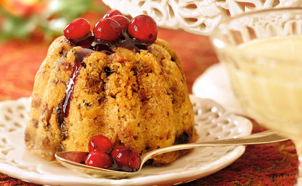 Christmaspudding mit Whiskeysauce und Cranberrysauce