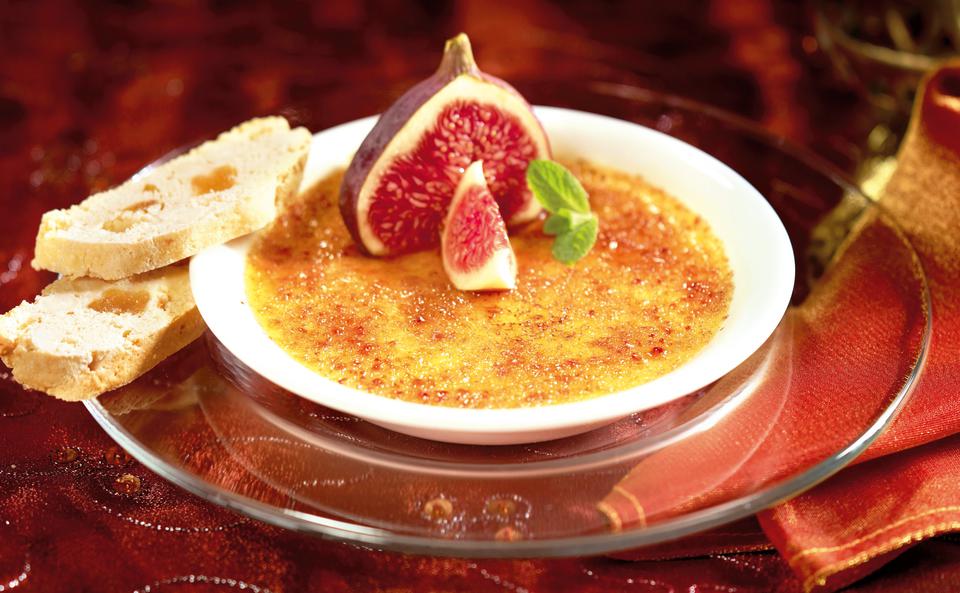 Koriander-Crème-brûlée mit Ananasbrot