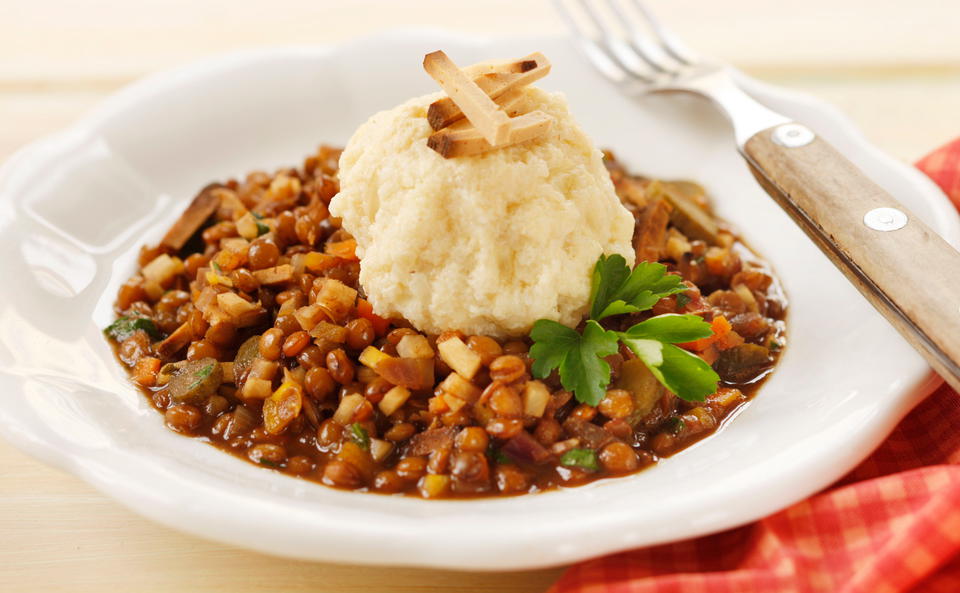 Teller-Linsen mit Räuchertofu und Briocheknödel