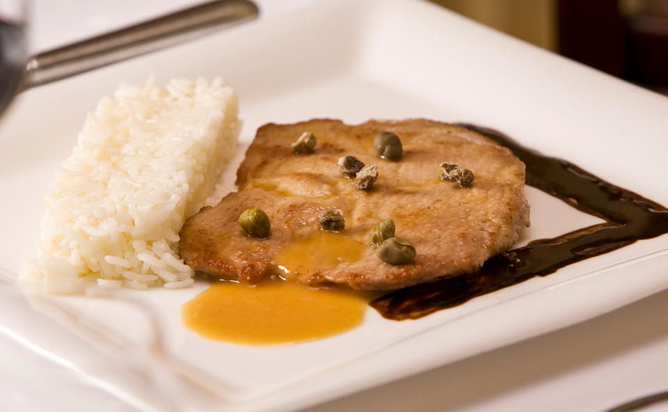 Naturschnitzel mit Mokkasauce und Kapern