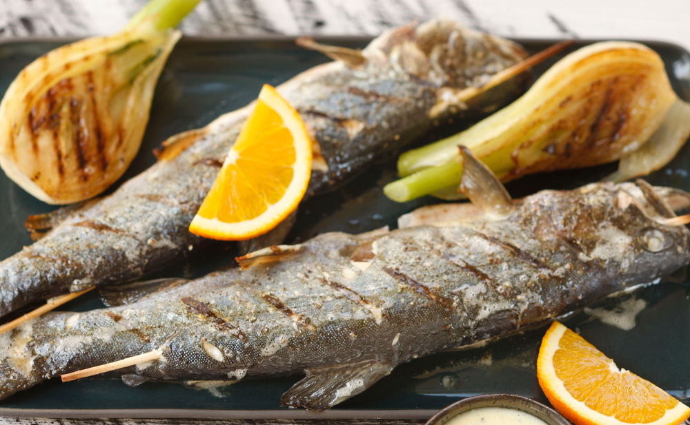 Steckerlfisch vom Saibling mit Grillfenchel und Orangendip • Rezept