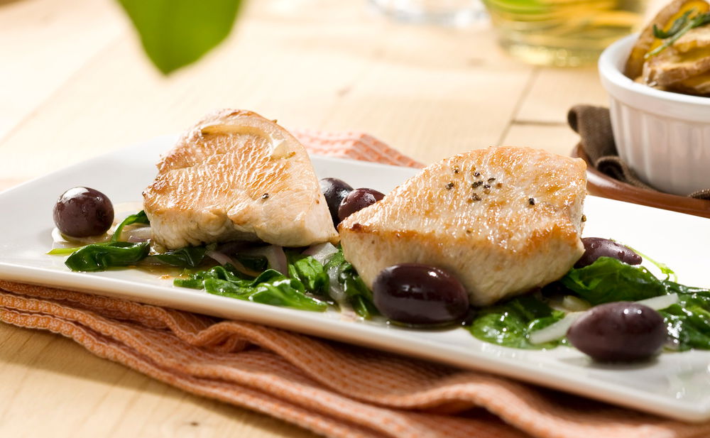 Putenmedaillons mit Spinat und Oliven • Rezept • GUSTO.AT