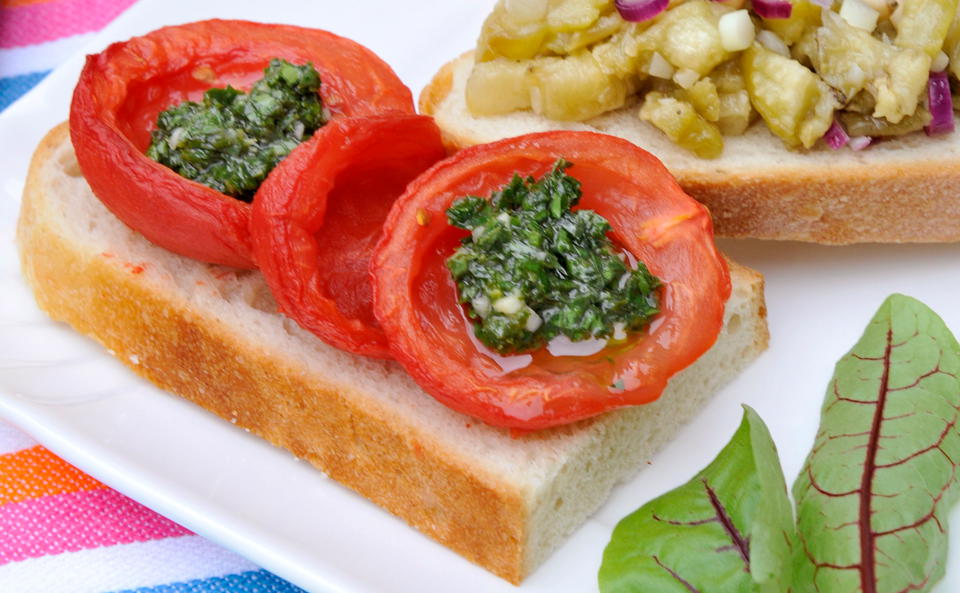 Bruschetta mit Paradeisern und Pesto