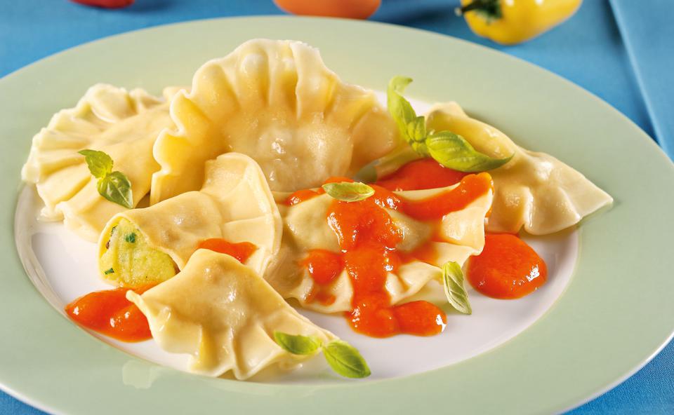 Würzige Erdäpfel-Parmesan-Ravioli mit Paprika-Kürbis-Sugo