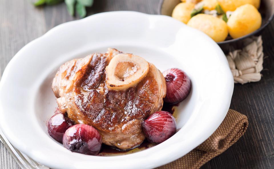 Ossobuco mit Rotweinschalotten und Salbeierdäpfeln