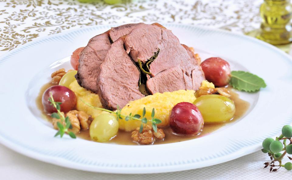 Rehschulter mit Trauben und Nüssen