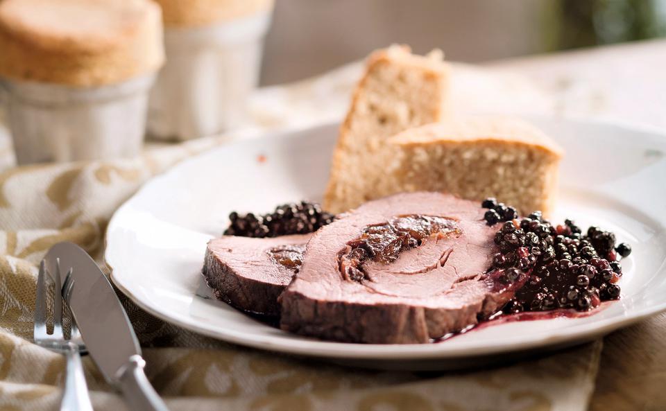 Hirschbraten mit Holler-Rotweinsauce und Nusskuchen