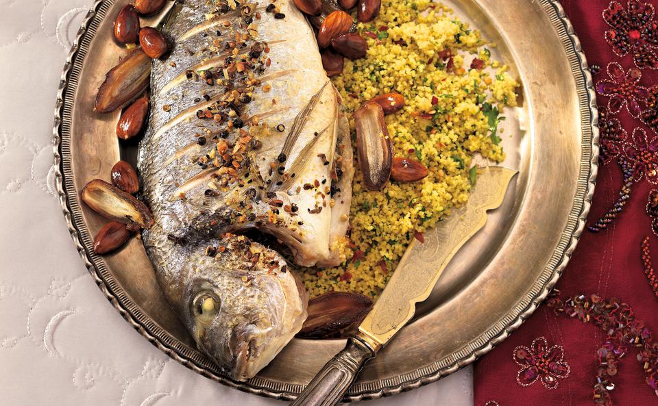 Ras-el-Hanout-Dorade mit Datteln, Mandeln und Petersil-Couscous