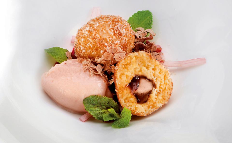 Grieß-Nougatknödel mit Rhabarbermousse • Rezept • GUSTO.AT