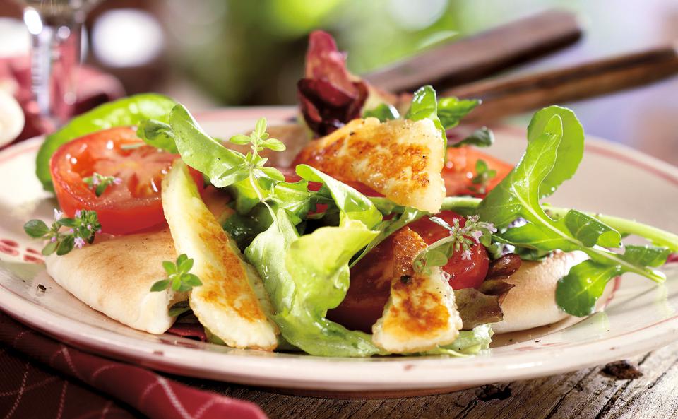 Halloumi-Salat mit Pitabrot