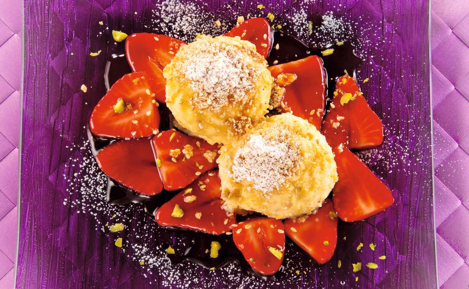 Topfenknödel mit Sesamkrokant und Balsamico-Erdbeeren