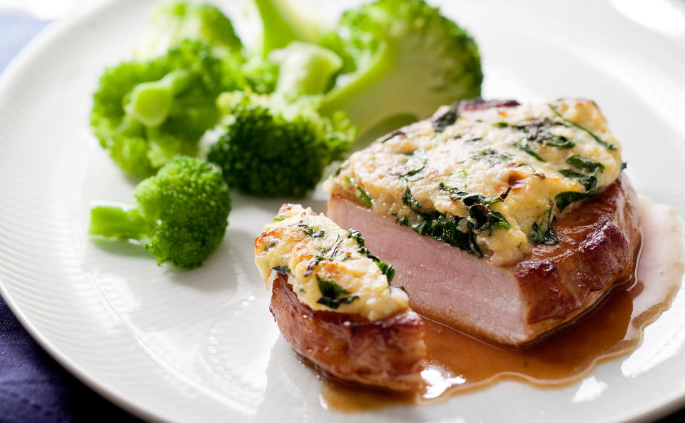 Steaks mit Polentakruste und Brokkoli