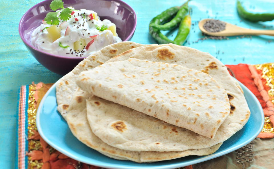 Fenchel-Koriander-Fladen mit Erdäpfel-Radieschen-Raita