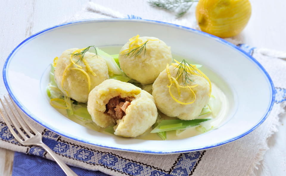 Erdäpfelknödel mit Brotfülle und Lauchgemüse