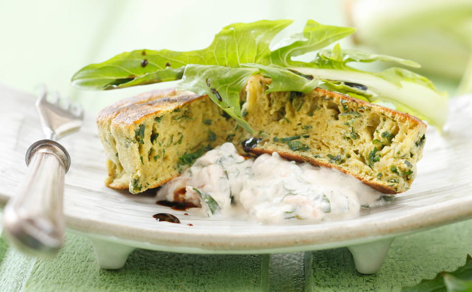 Pikante Löwenzahn-Dalken mit Salat