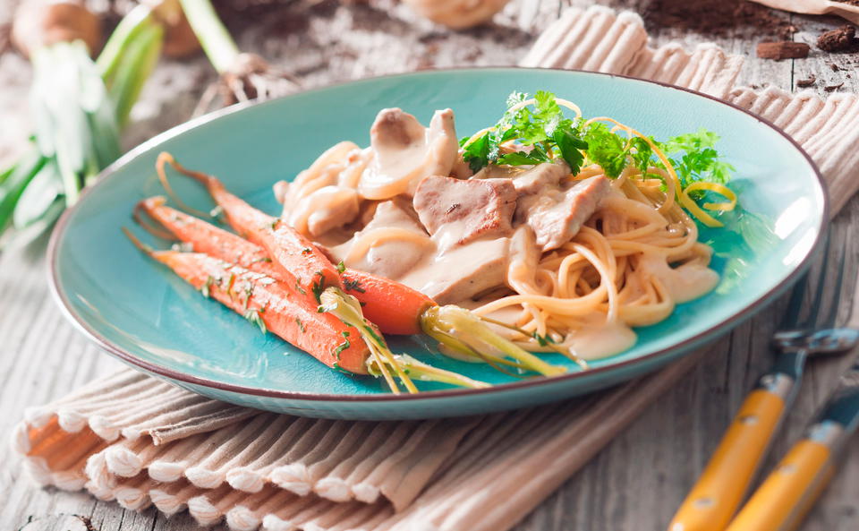 Kalbsgeschnetzeltes auf Spaghetti mit Petersil-Karotten