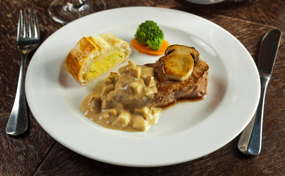 Kalbssteak mit Steinpilzsauce und Erdäpfelstrudel