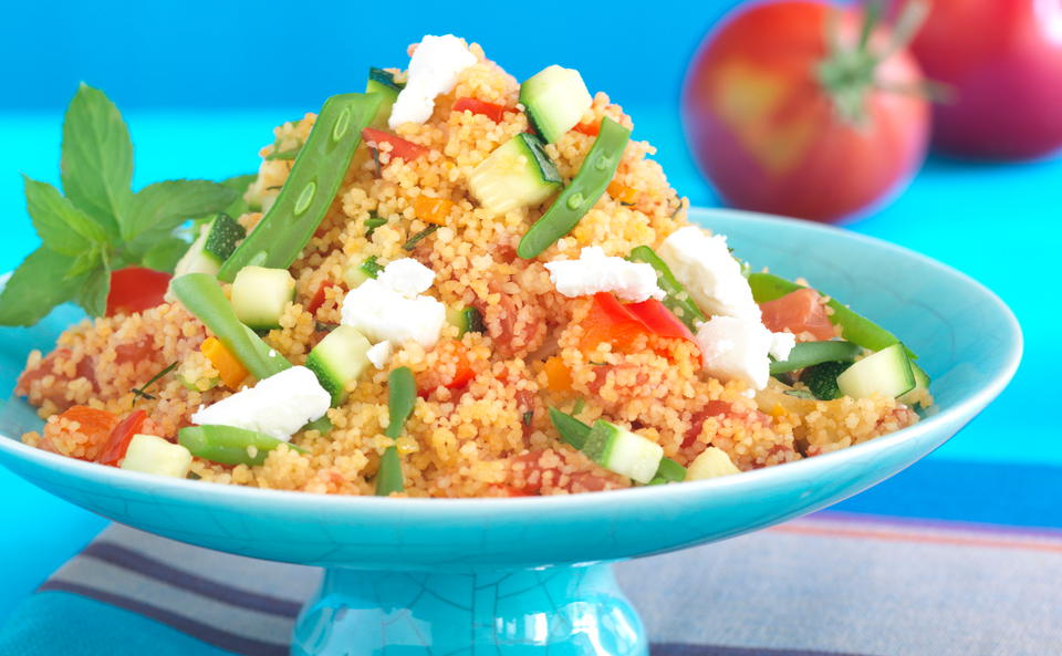 Gemüse-Couscous mit Feta und Joghurt-Sesam-Dip