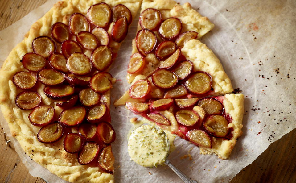 Zwetschken-Marzipan-Tarte mit Pistazieneis