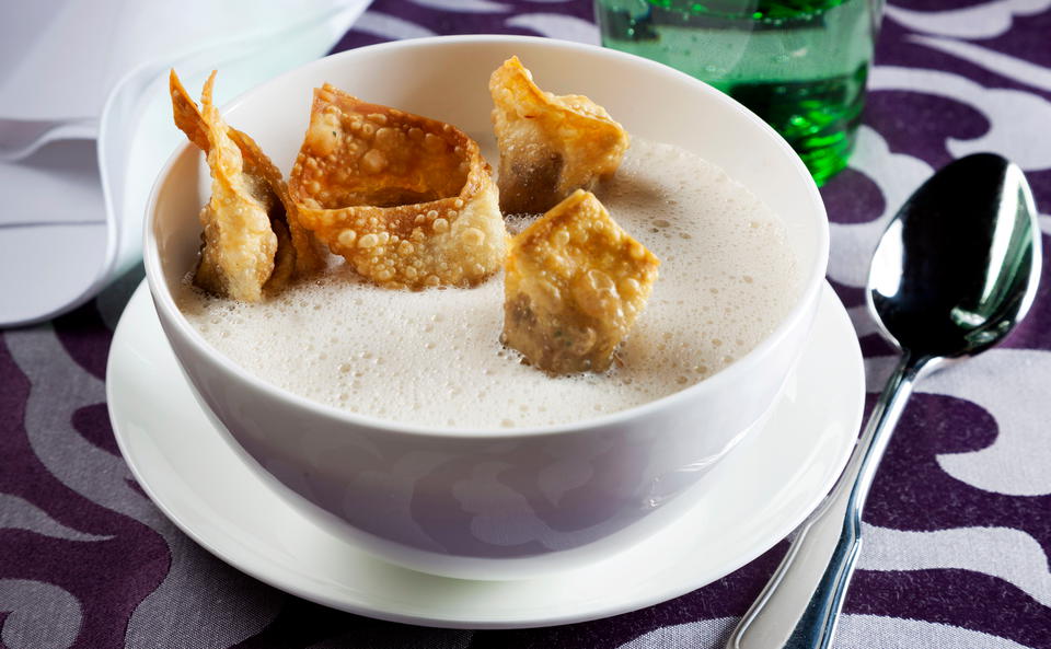 Sauerkrautsuppe mit Grammelravioli