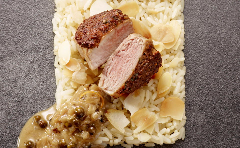 Schweinsmedaillons mit Pilzkruste und Pfeffersauce • Rezept • GUSTO.AT