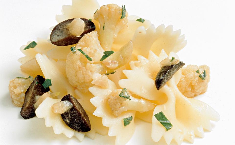 Farfalle mit Karfiol, Sardellen und Oliven