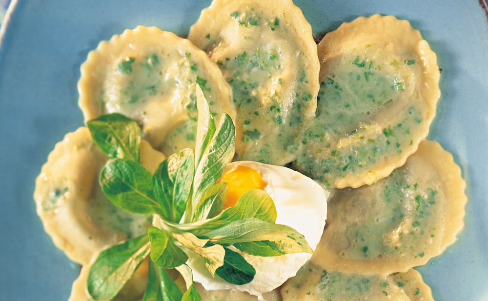 Spinat-Ravioli mit verlorenem Ei und Vogerlsalatsauce • Rezept