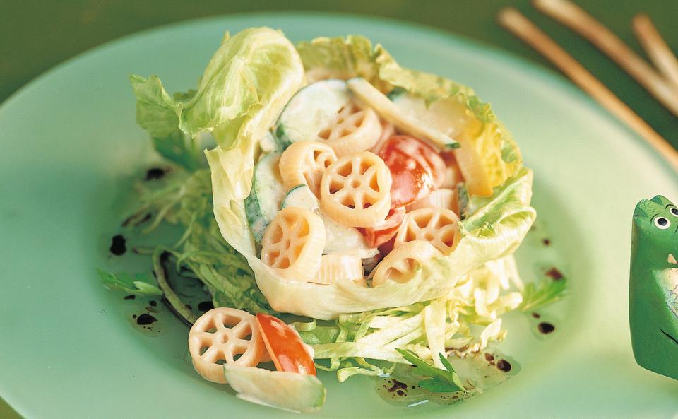 Nudelsalat mit Paradeisern und Gurken