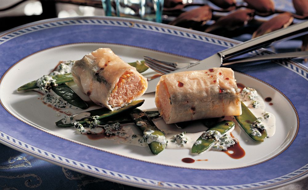 Lachs im Reisblatt • Rezept • GUSTO.AT