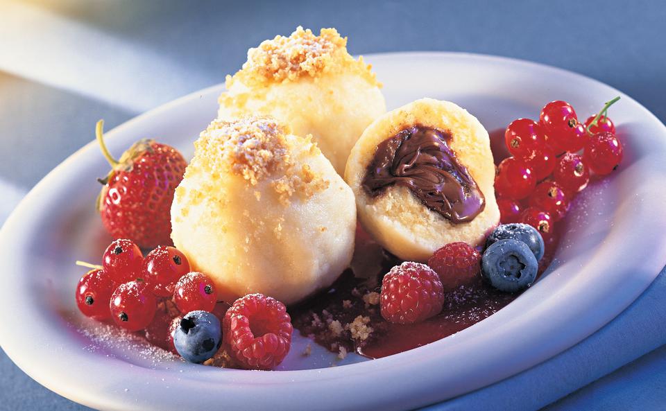 Nougatknödel mit marinierten Beeren