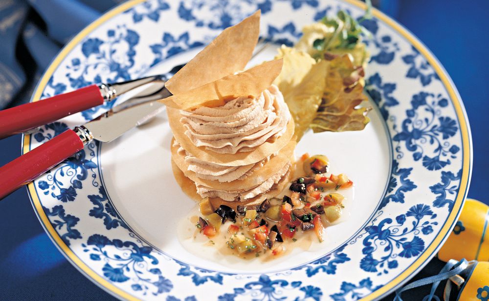 Thunfischtürmchen mit Oliven-Vinaigrette • Rezept • GUSTO.AT