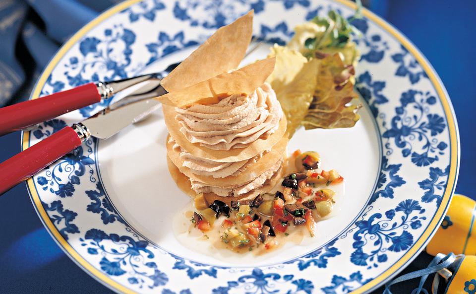 Thunfischtürmchen mit Oliven-Vinaigrette • Rezept • GUSTO.AT
