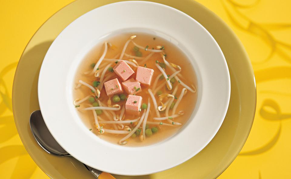 Gemüsesuppe mit Roten-Rüben-Eierstich