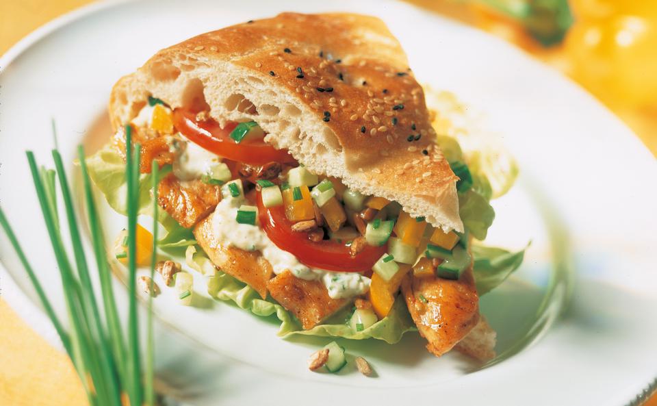 Hühner-Sandwich mit Gemüsesalsa und Senfsauce