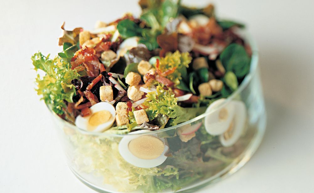 Gemischte Blattsalate mit Croûtons und Speck • Rezept • GUSTO.AT