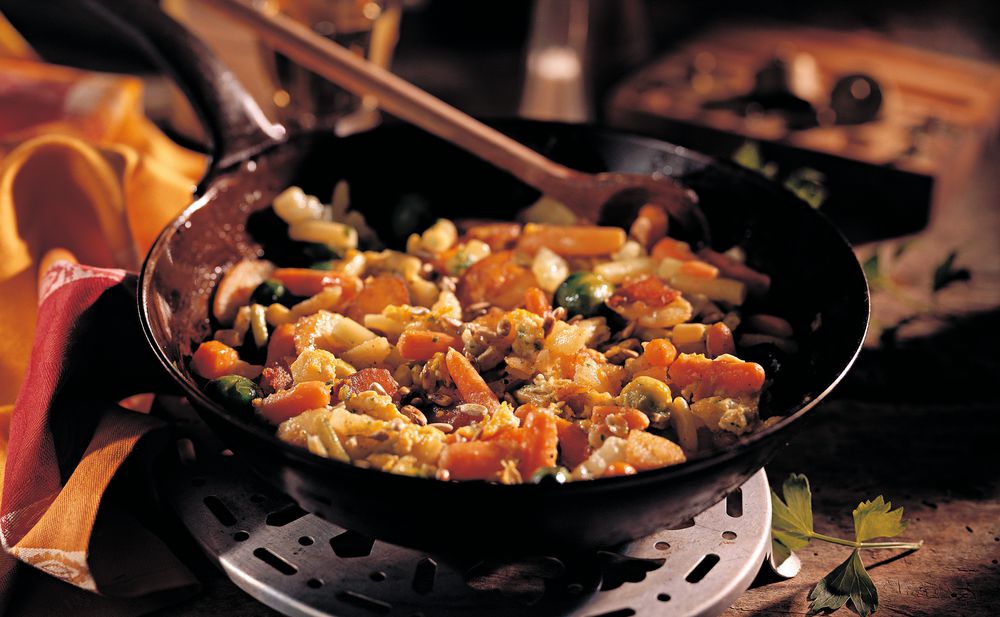 Gemüse-Gröstel mit Ei und Sonnenblumenkernen • Rezept • GUSTO.AT