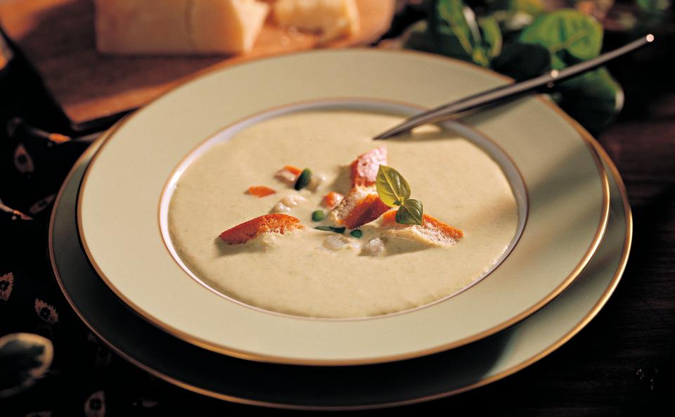 Cremige Gemüsesuppe mit Basilikum