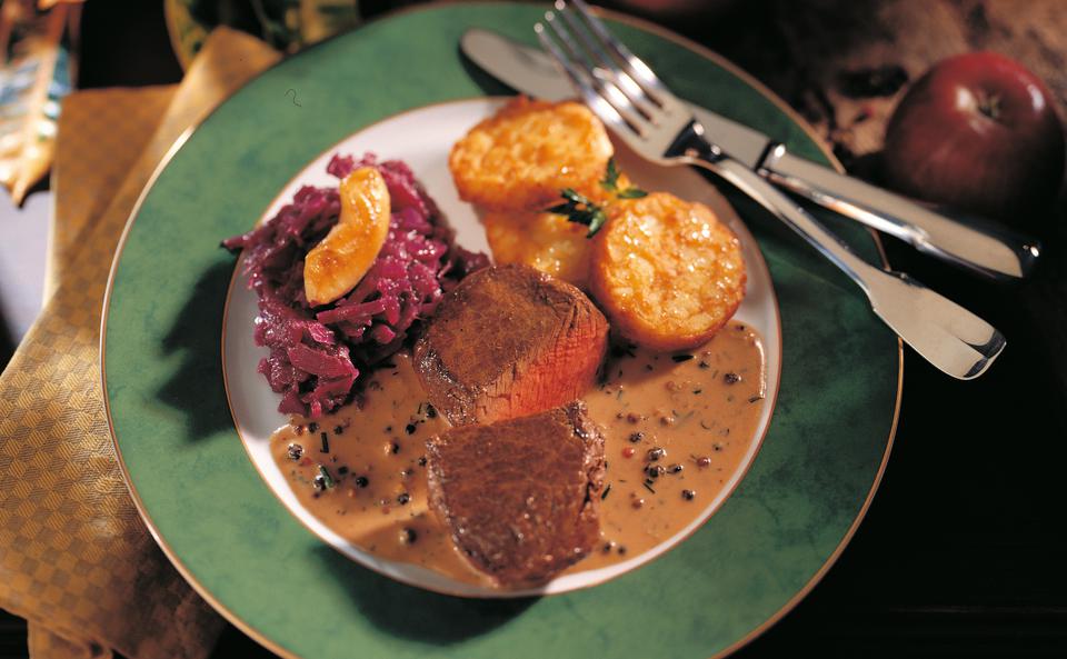 Hirschsteak mit Pfeffersauce und Apfel-Rotkraut