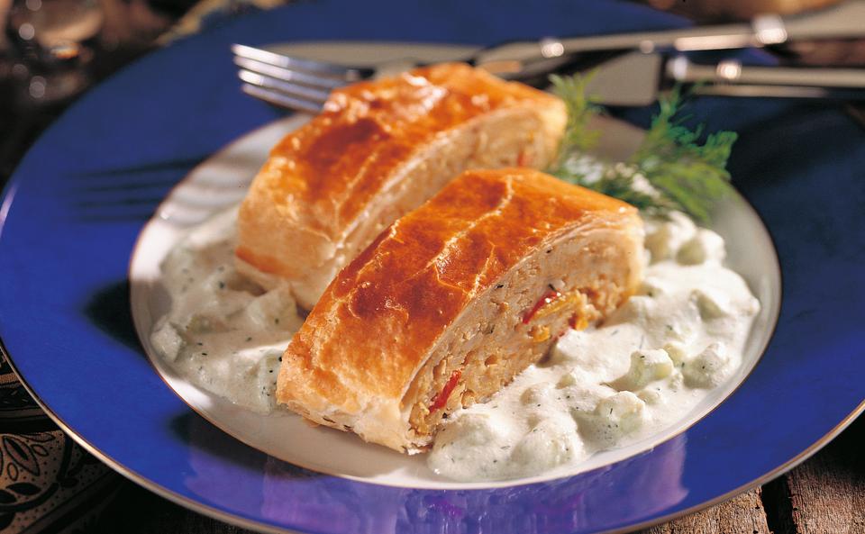 Griechischer Gemüsestrudel auf Gurken-Dillsauce