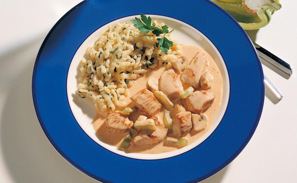 Putengeschnetzeltes mit Paprika und Champignons • Rezept • GUSTO.AT