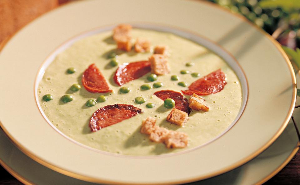 Erbsensuppe mit Wurst und knusprigen Brotwürfeln • Rezept • GUSTO.AT