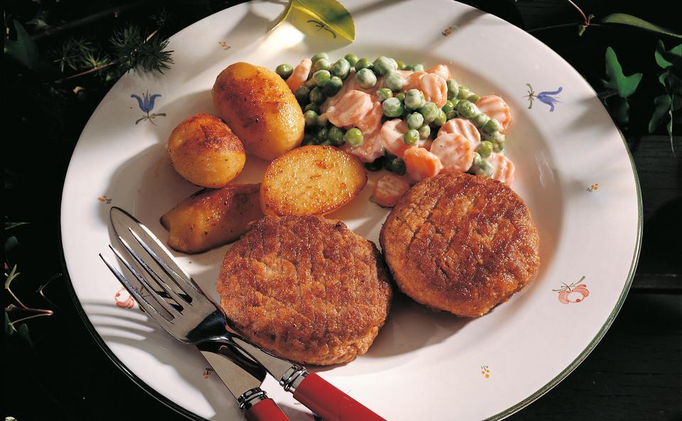 Faschierte Laibchen mit Braterdäpfeln • Rezept • GUSTO.AT