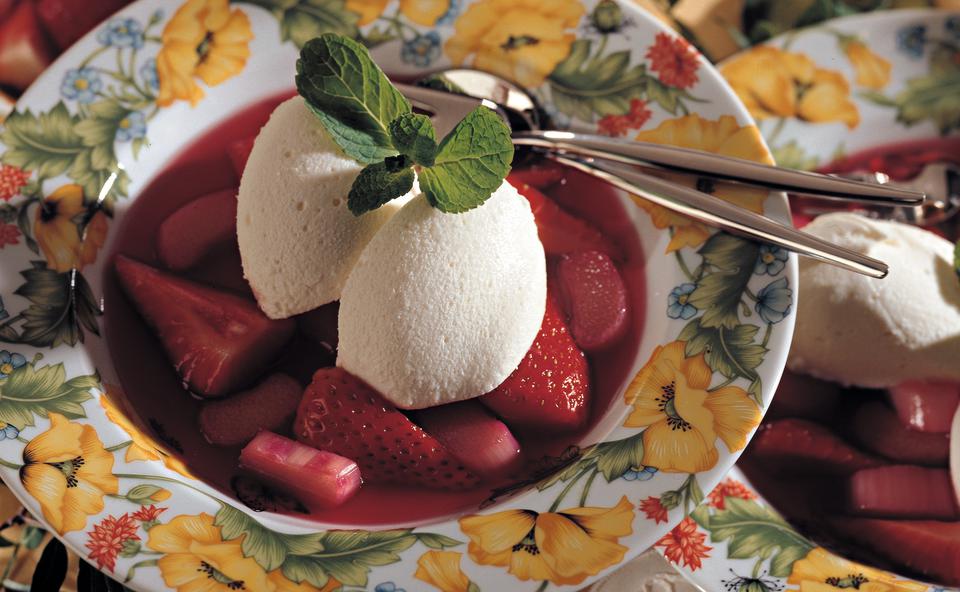 Buttermilchnockerl mit Erdbeer-Rhabarbersalat