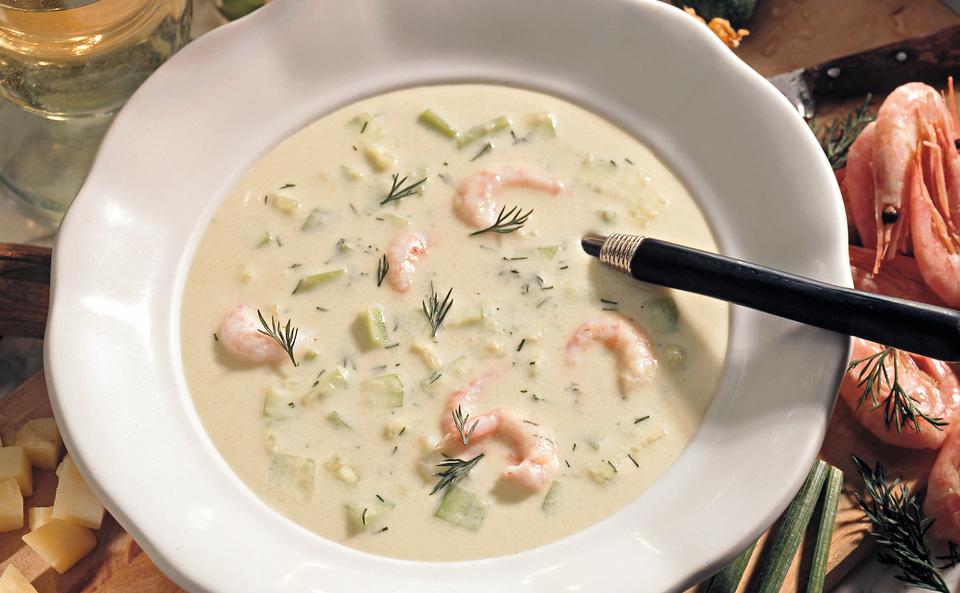 Kalte Gurkensuppe mit Erdäpfeln und Shrimps