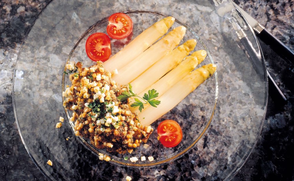 Spargel mit Orangen-Buttersauce und Bröseln • Rezept • GUSTO.AT