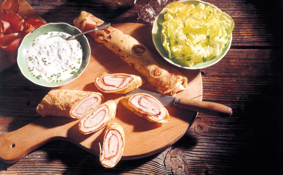 Schinken-Palatschinken mit Schnittlauchrahm • Rezept • GUSTO.AT