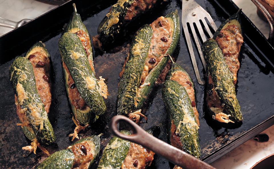 Griechisch gefüllte Gurken mit Paradeissauce • Rezept • GUSTO.AT