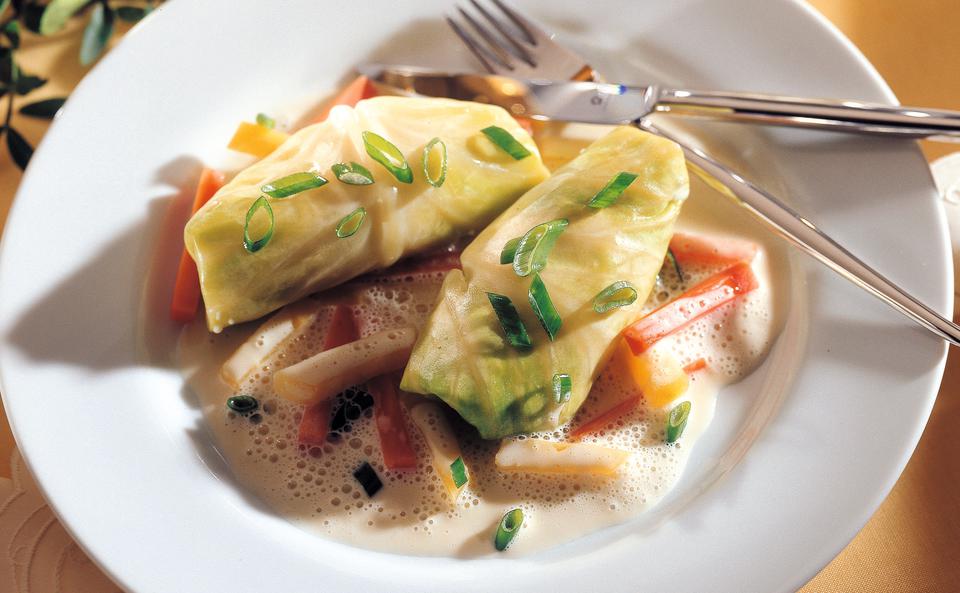 Krautröllchen auf Wurzelgemüse mit Zwiebel-Oberssauce