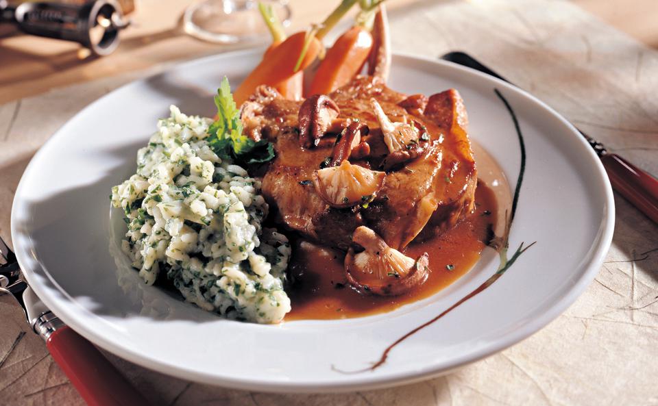 Kalbskoteletts mit Schwammerlsauce und Petersilrisotto